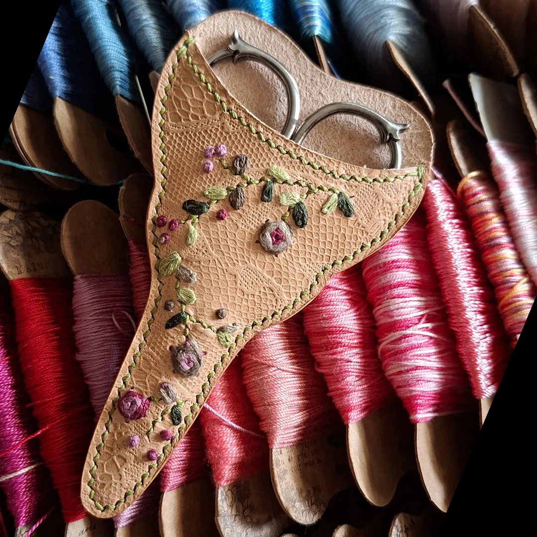 Atelier Anne R étui à ciseaux cuir dentelle brodé sur mesure