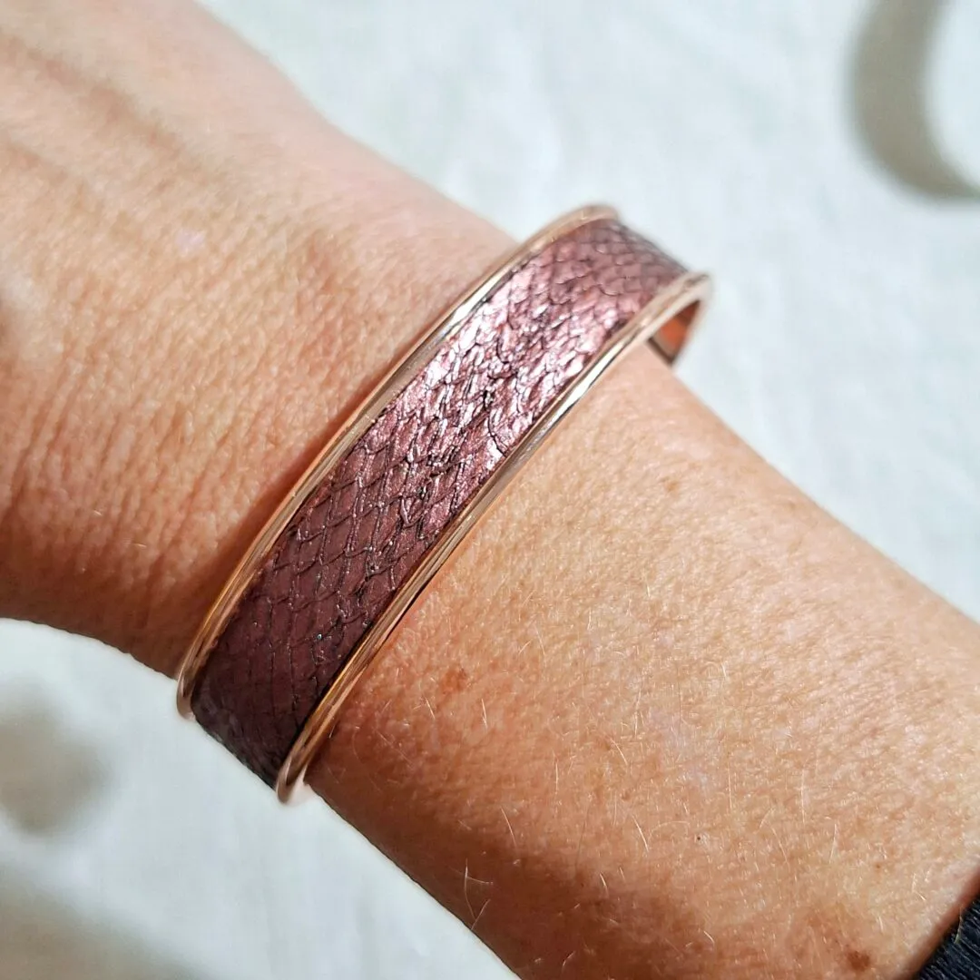 Atelier Anne R manchette cuir saumon bracelet rose métallisé