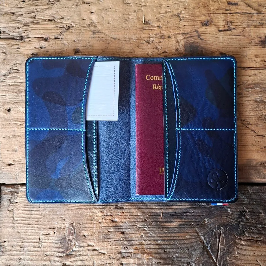 Atelier Anne R porte-passeport cuir bleu camouflage