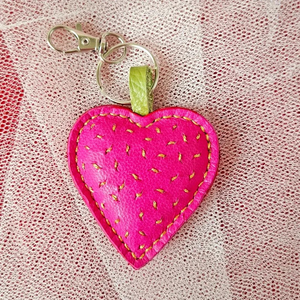 Atelier Anne R porte-clés cœur cuir rose fuchsia 6cm
