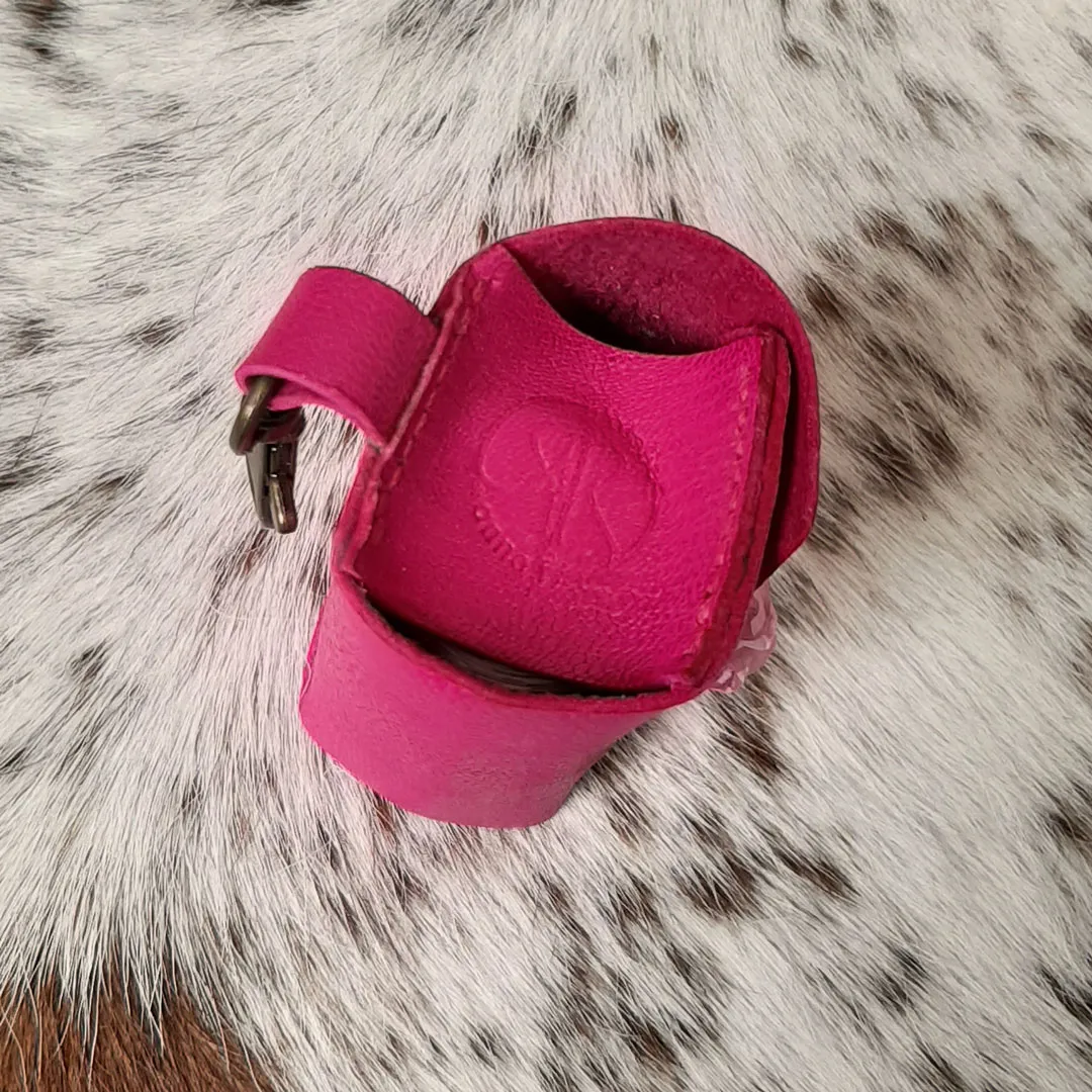 Atelier Anne R Wouf! pochette porte-sacs cuir fuchsia