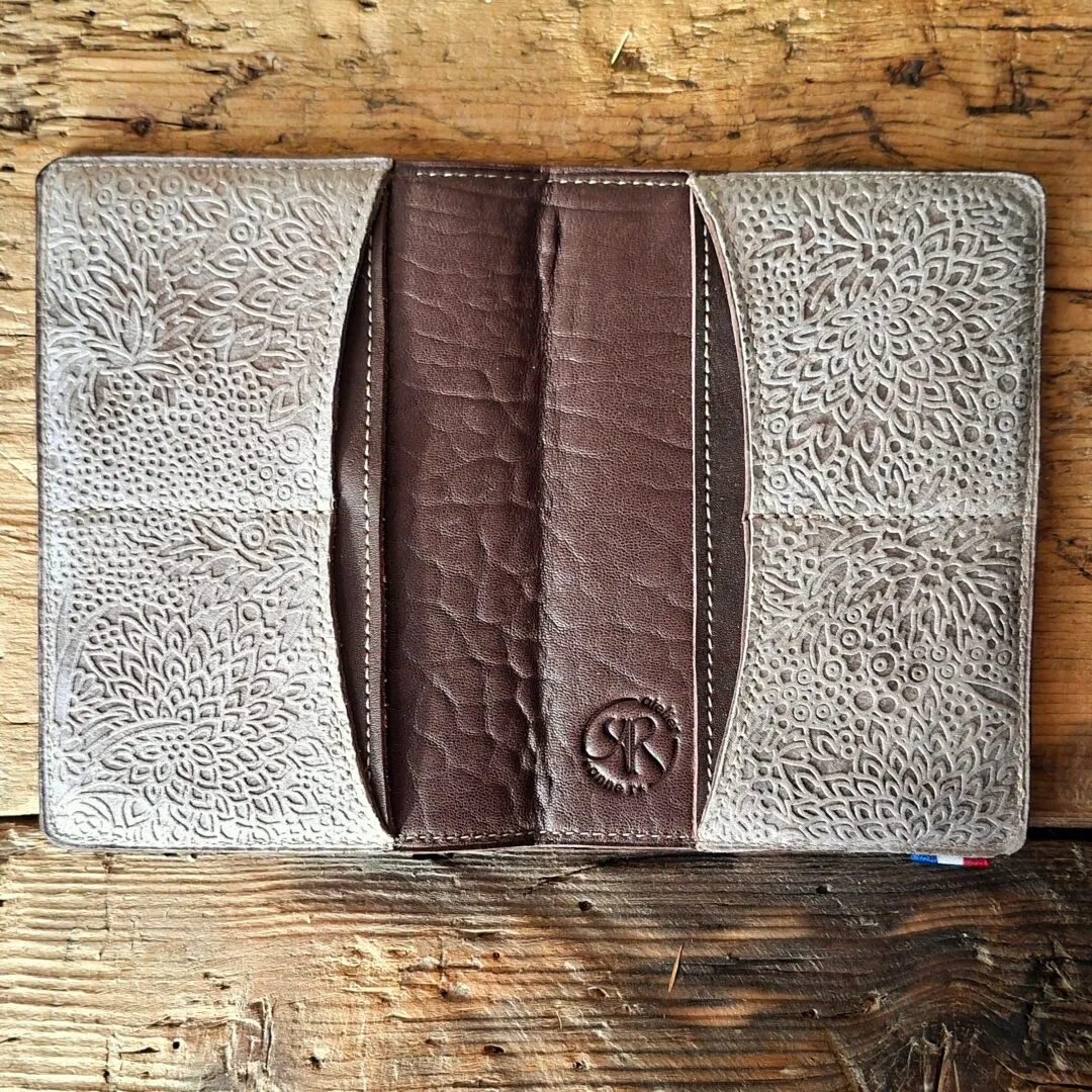 Atelier Anne R porte passeport cuir marron glacé fleuri