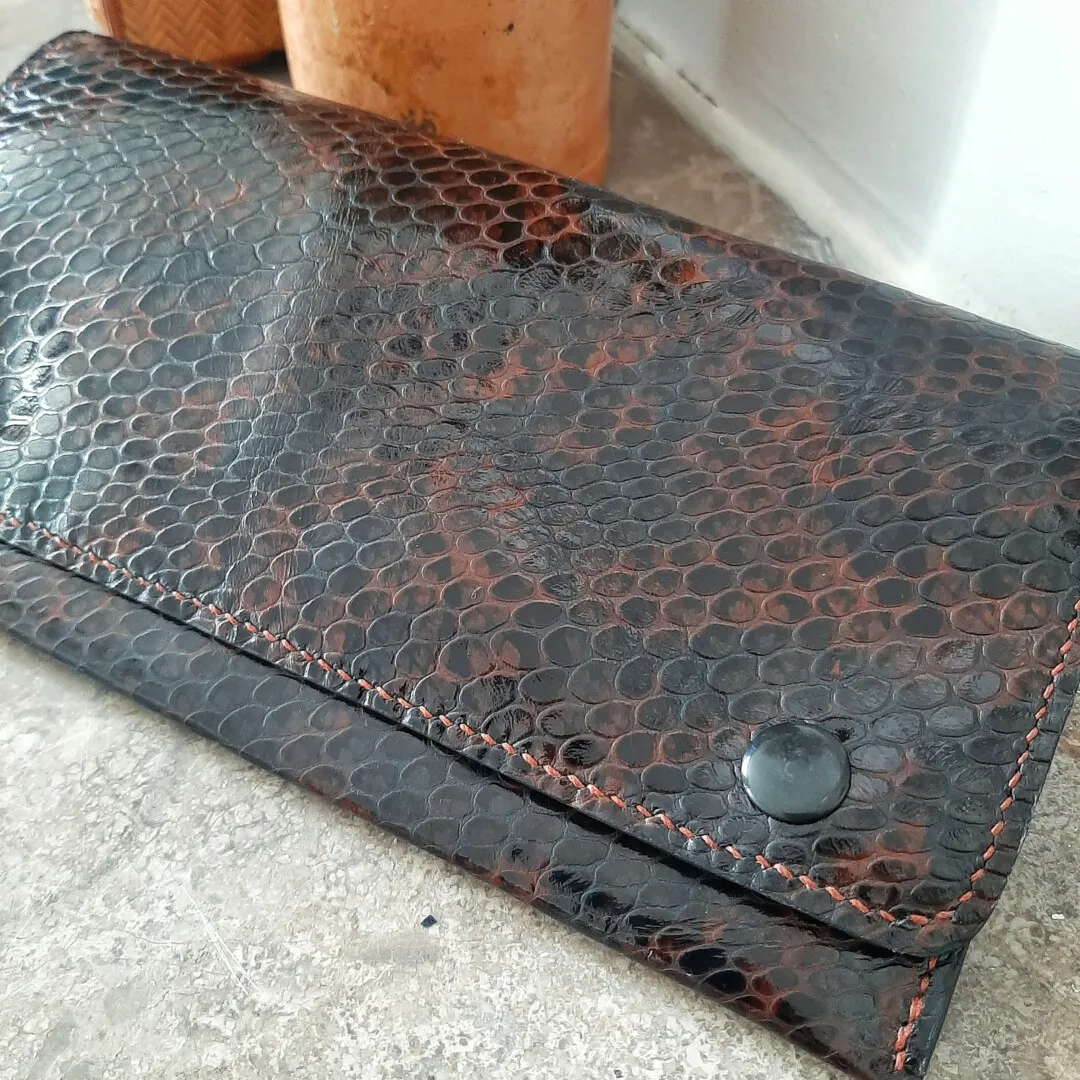 Atelier Anne R Clareine compagnon cuir imitation alligator noir