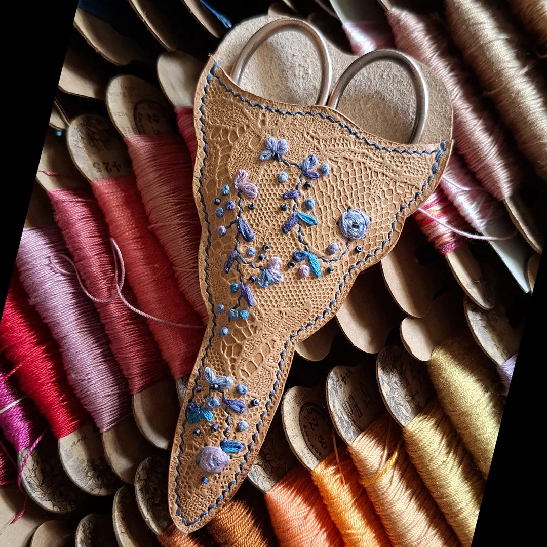 Atelier Anne R étui à ciseaux cuir dentelle brodé sur mesure