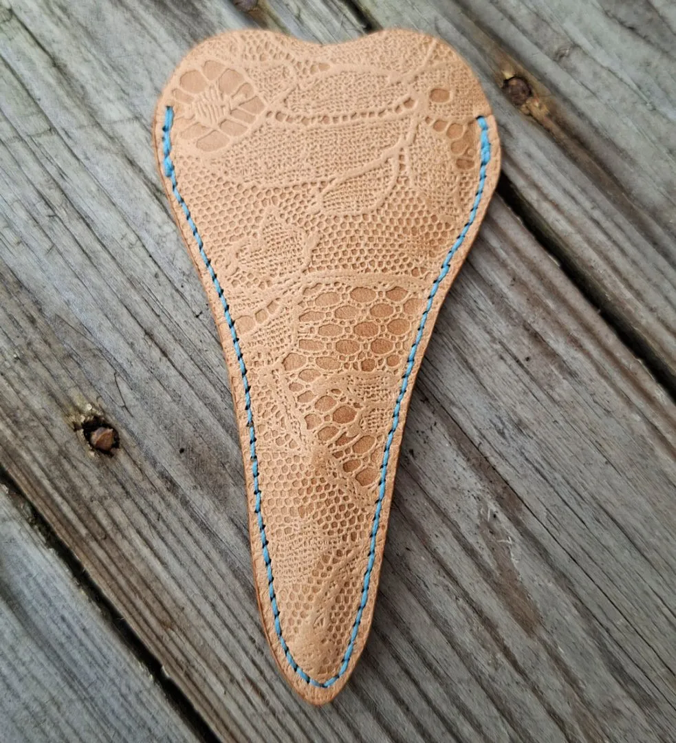 Atelier Anne R étui à ciseaux cuir brodé bleu rose