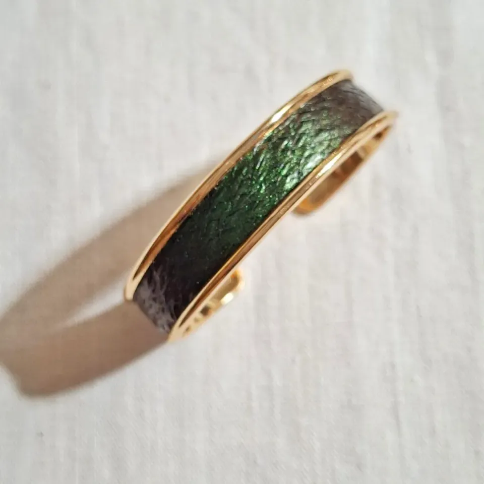 Atelier Anne R manchette cuir saumon bracelet vert irisé