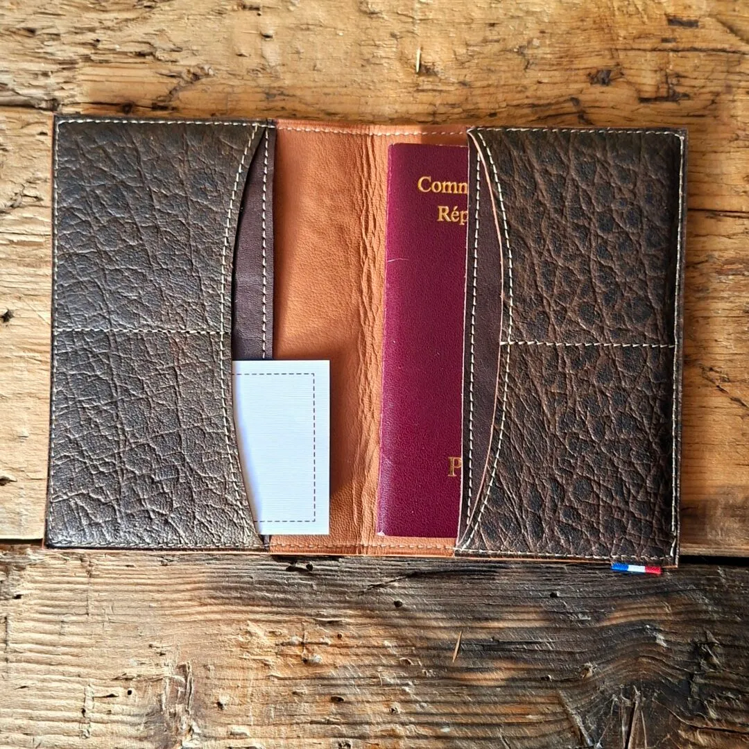 Atelier Anne R porte-passeport cuir marron foncé