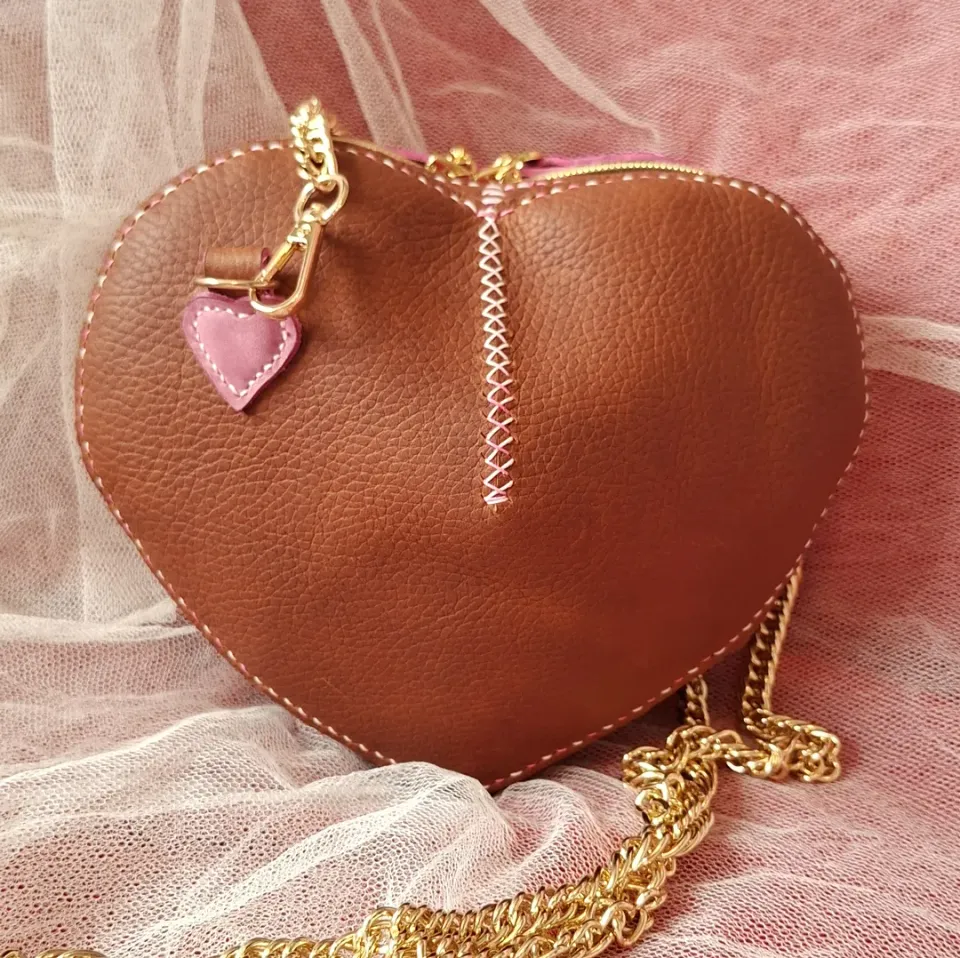 Atelier Anne R Sac Cœur sac cuir marron pull-up cousu main