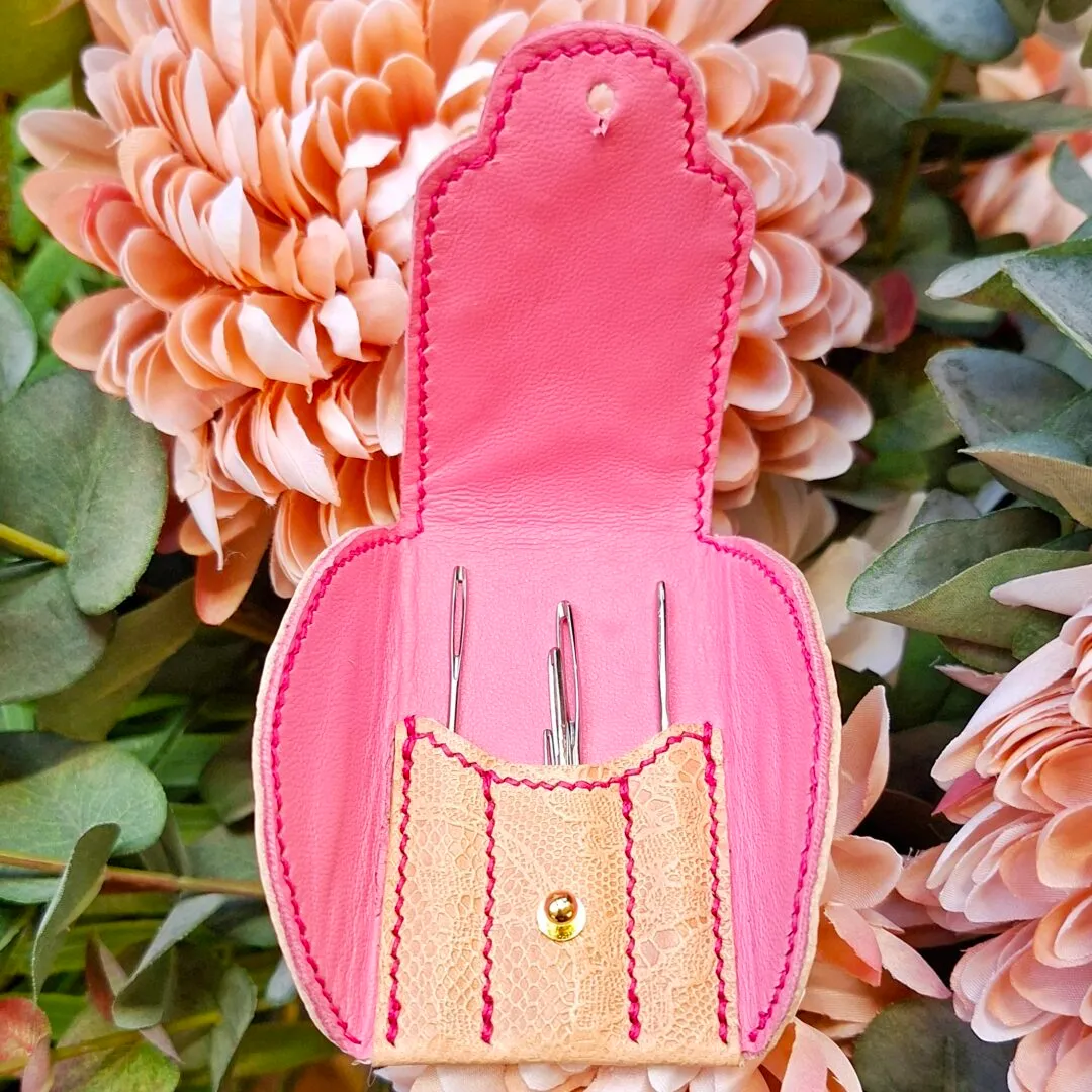Atelier Anne R étui aiguilles cuir brodé dentelle