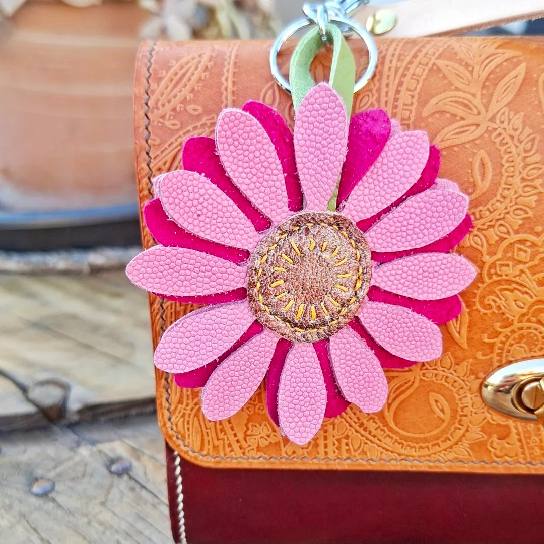 Atelier Anne R porte-clés fleur cuir rose fait main