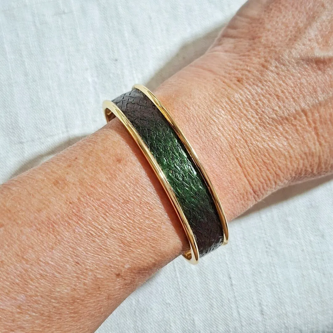 Atelier Anne R manchette cuir saumon bracelet vert irisé