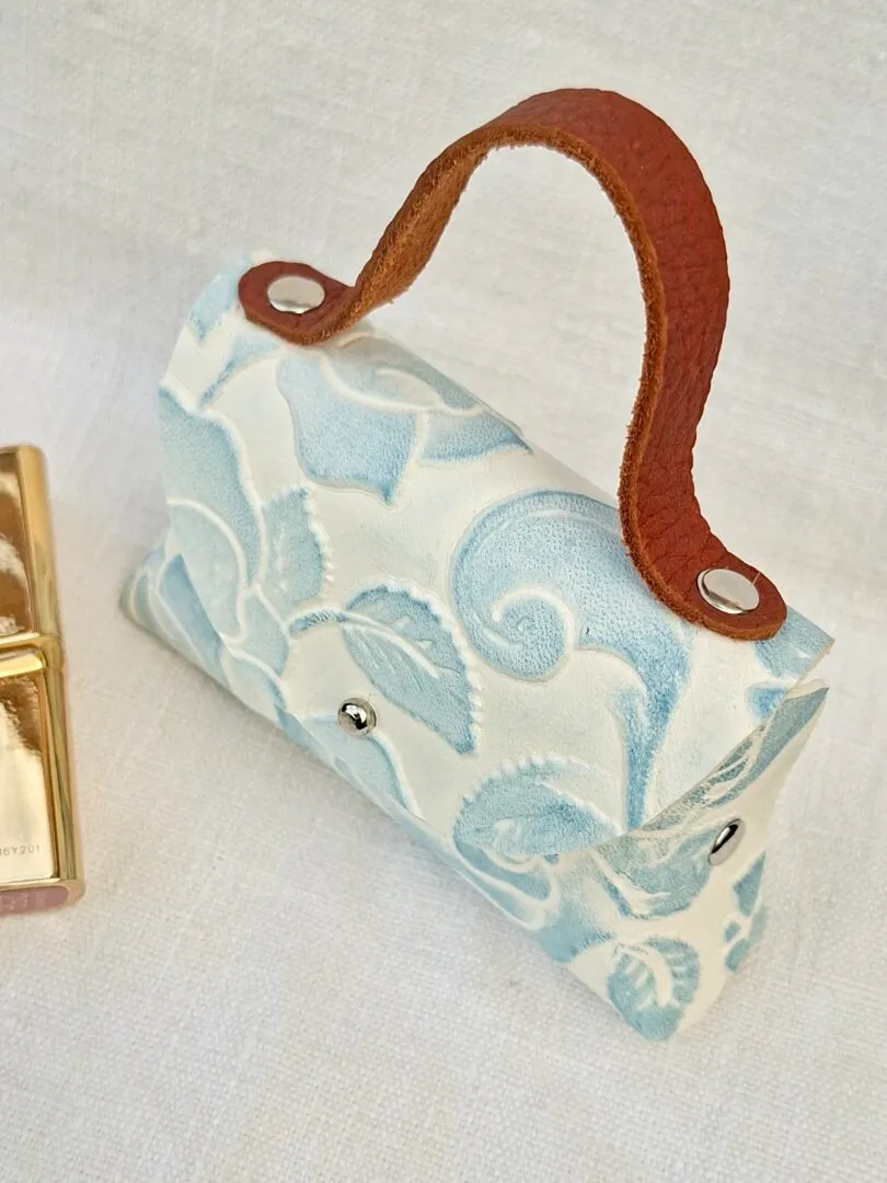 Atelier Anne R petit sac cuir chèvre fleuri blanc bleu