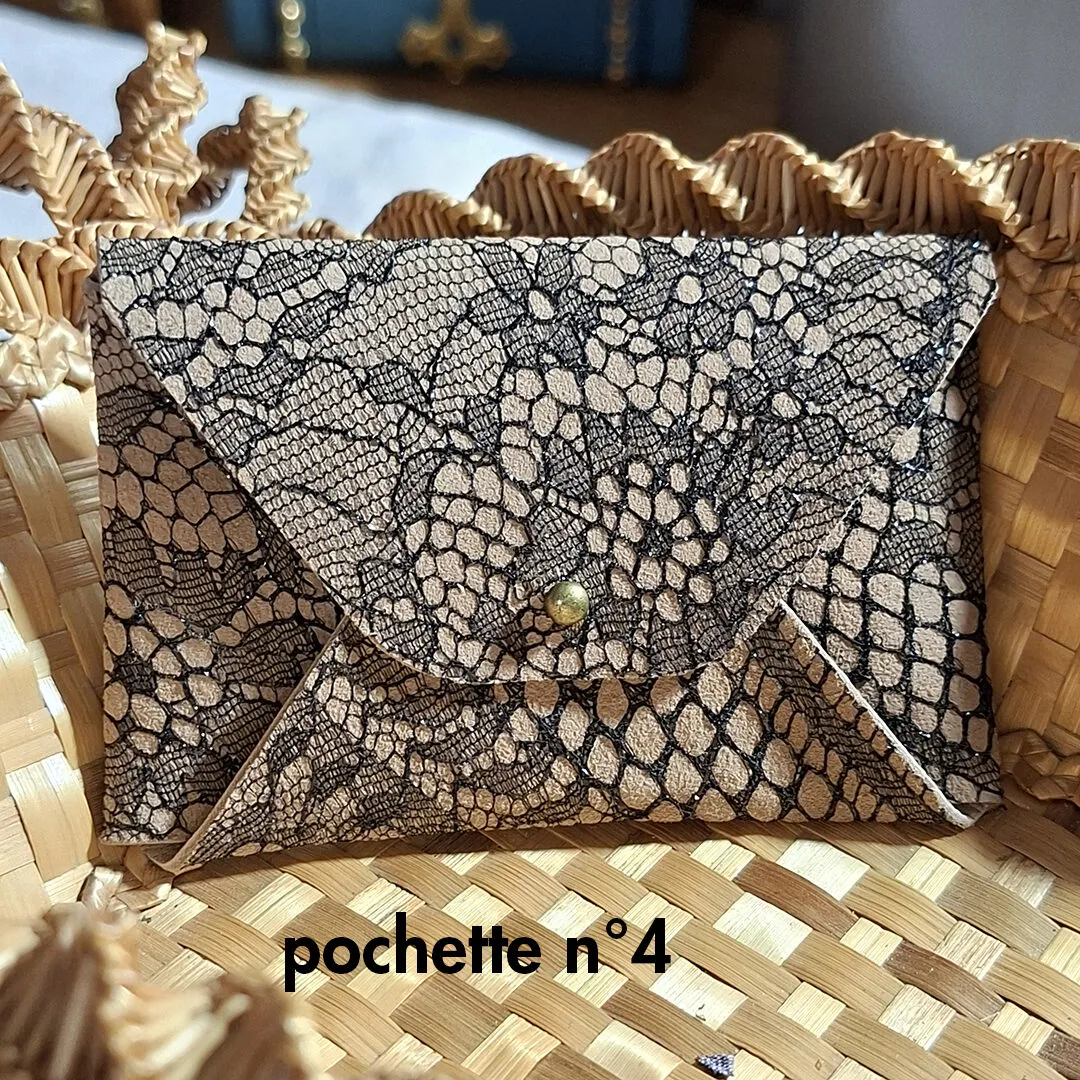 Atelier Anne R pochette enveloppe cuir bouton col 10x6,5 cm
