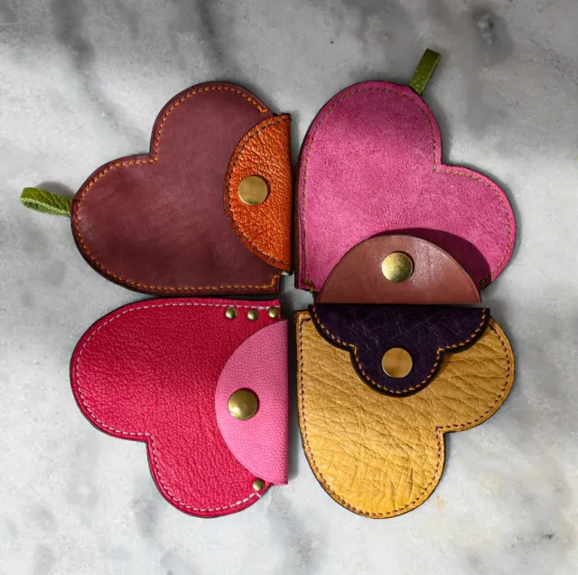Atelier Anne R Atout Cœur porte-monnaie cuir moutarde violet
