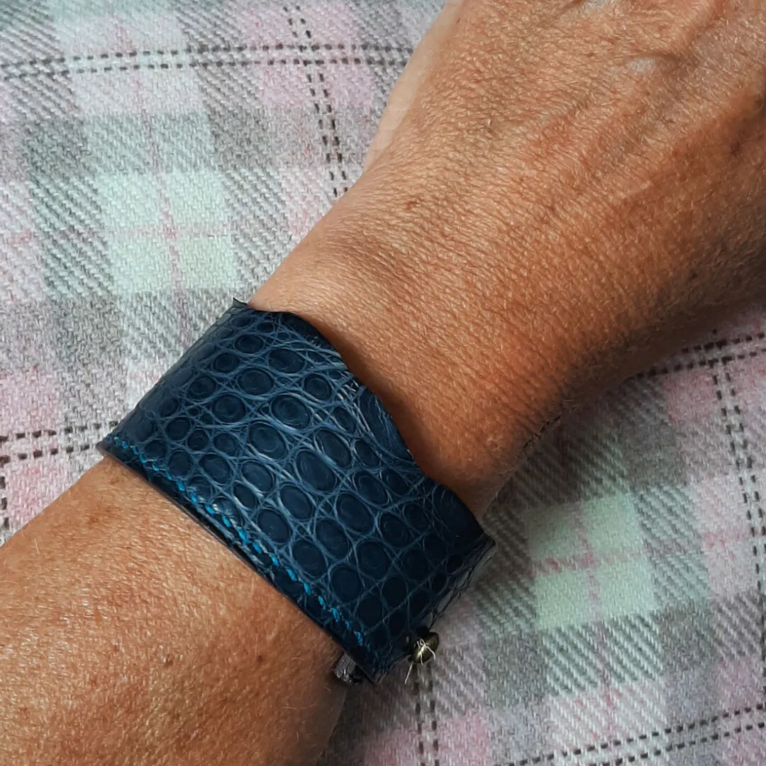 Atelier Anne R Grand Occavus bracelet alligator bleu