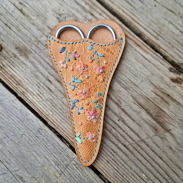 Atelier Anne R étui à ciseaux cuir brodé bleu rose