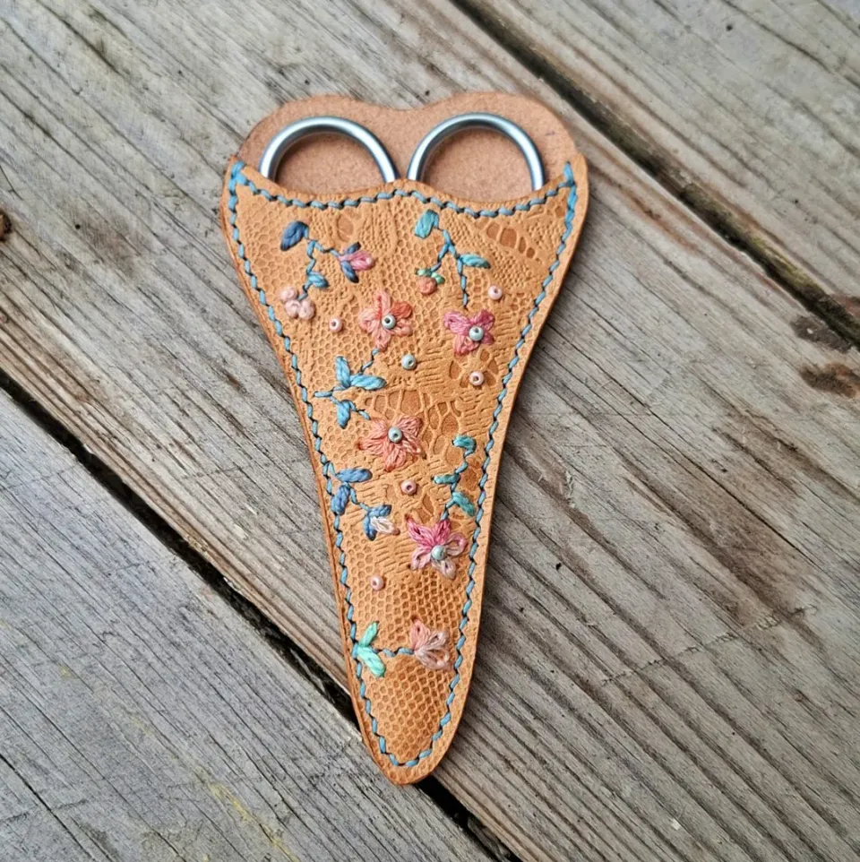 Atelier Anne R étui à ciseaux cuir brodé bleu rose