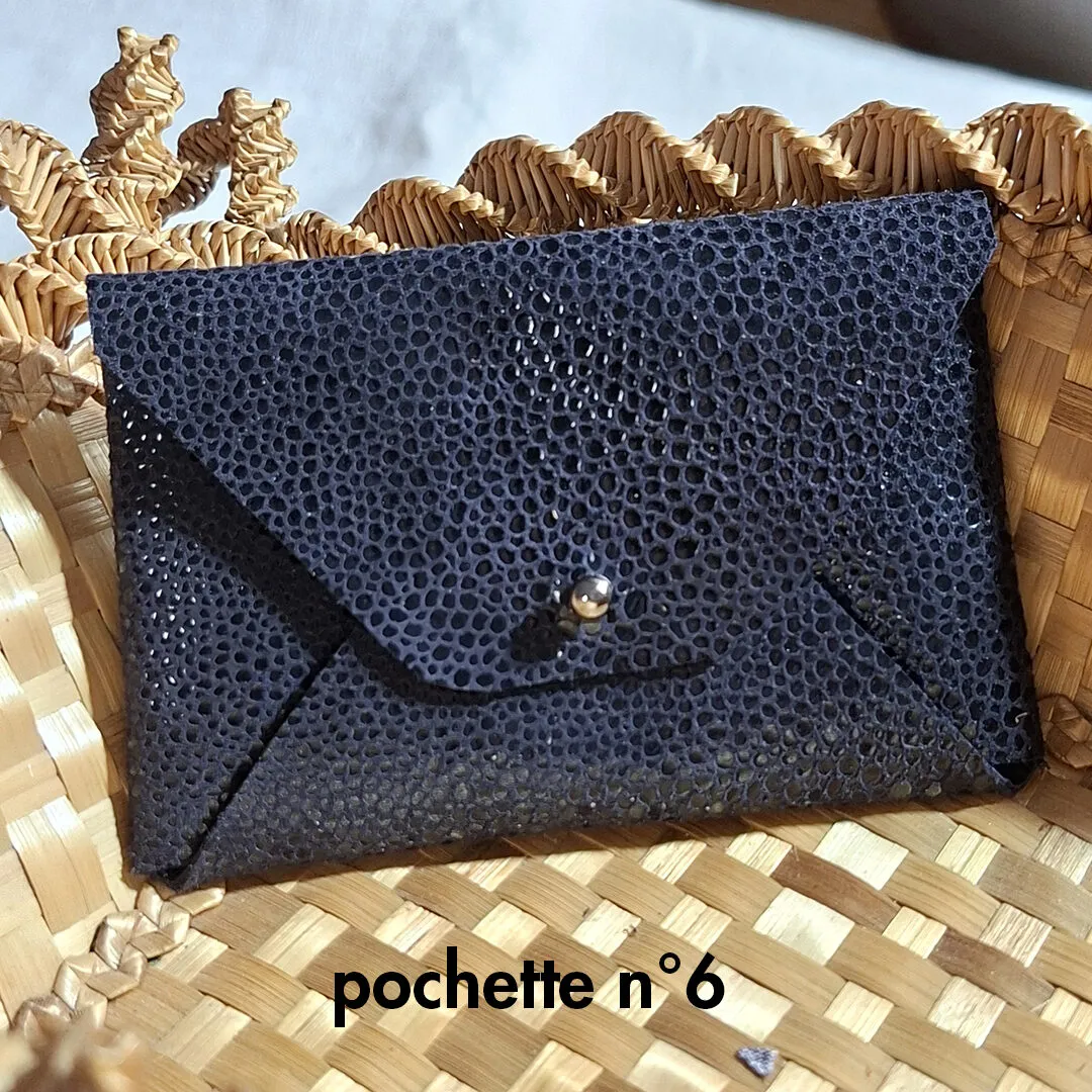 Atelier Anne R pochette enveloppe cuir bouton col 10x6,5 cm