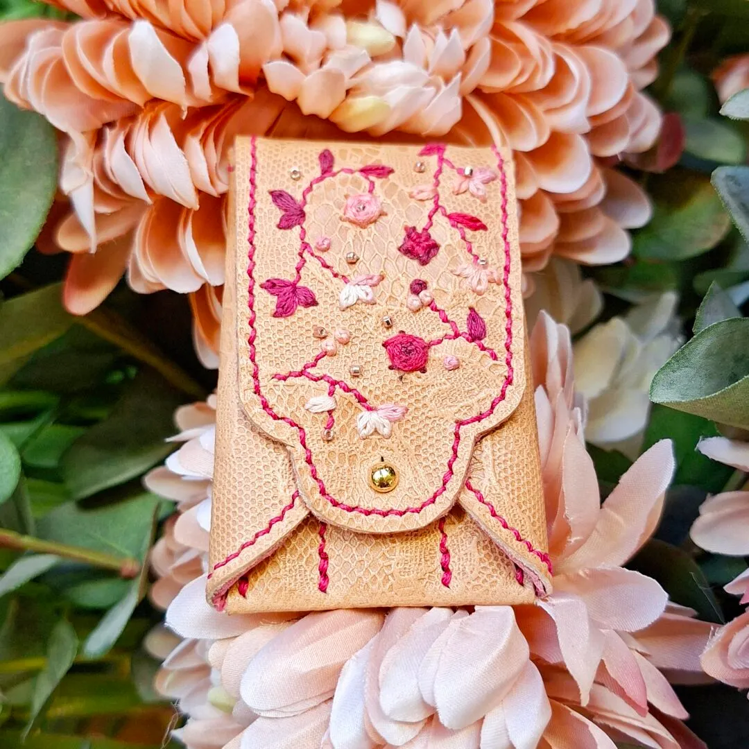 Atelier Anne R étui aiguilles cuir brodé dentelle