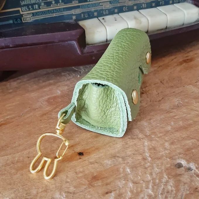 Atelier Anne R Wouf pochette sachets chien cuir vert