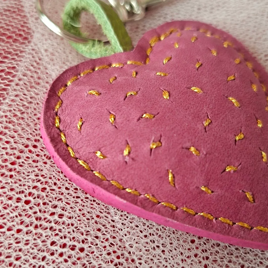 Atelier Anne R porte-clés cuir cœur rose brodé or 6 cm