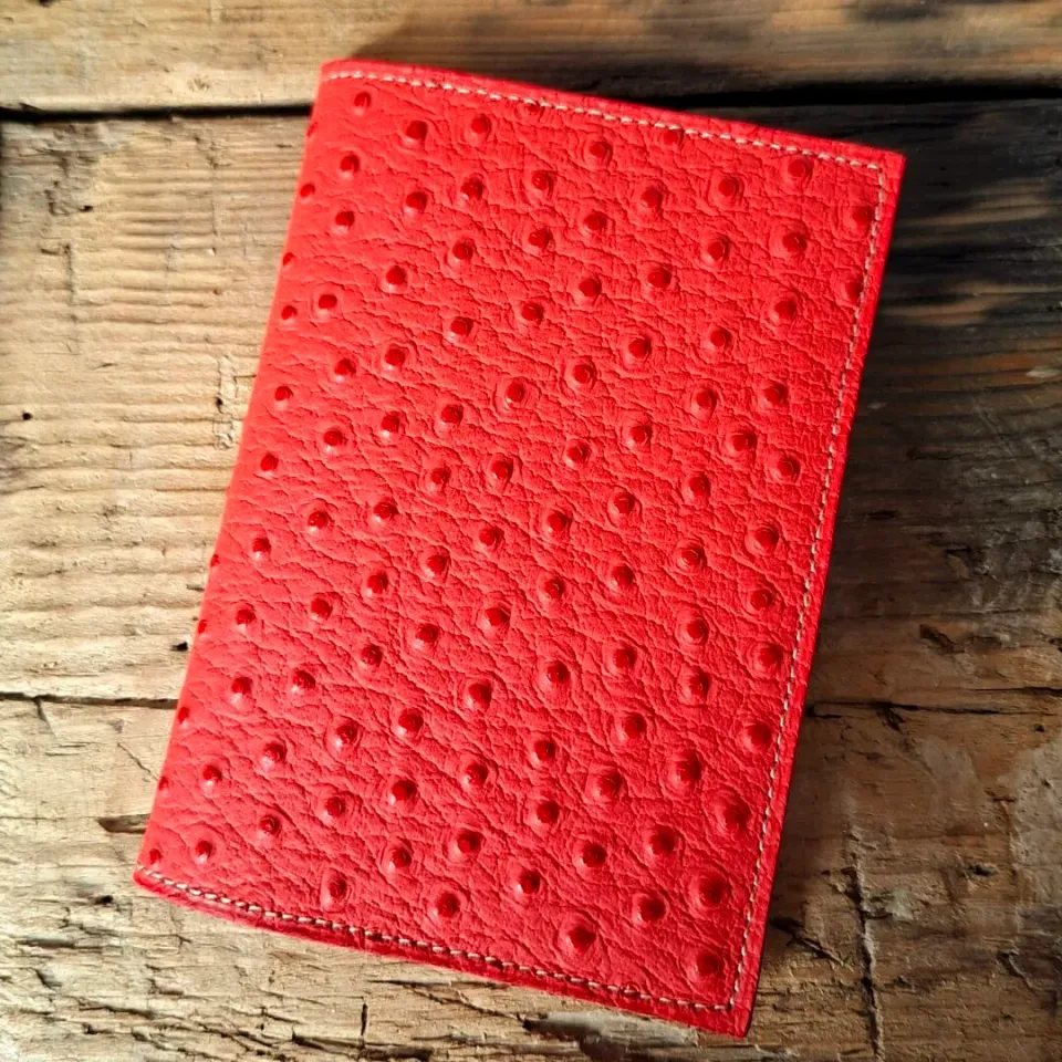 Atelier Anne R porte-passeport cuir rouge autruche