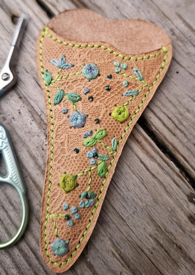 Atelier Anne R étui à ciseaux broderie cuir bleu + ciseaux