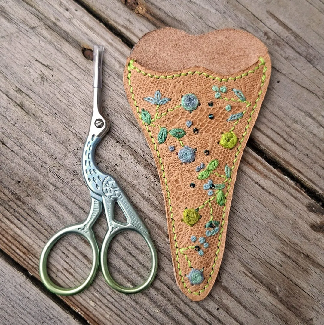 Atelier Anne R étui à ciseaux broderie cuir bleu + ciseaux