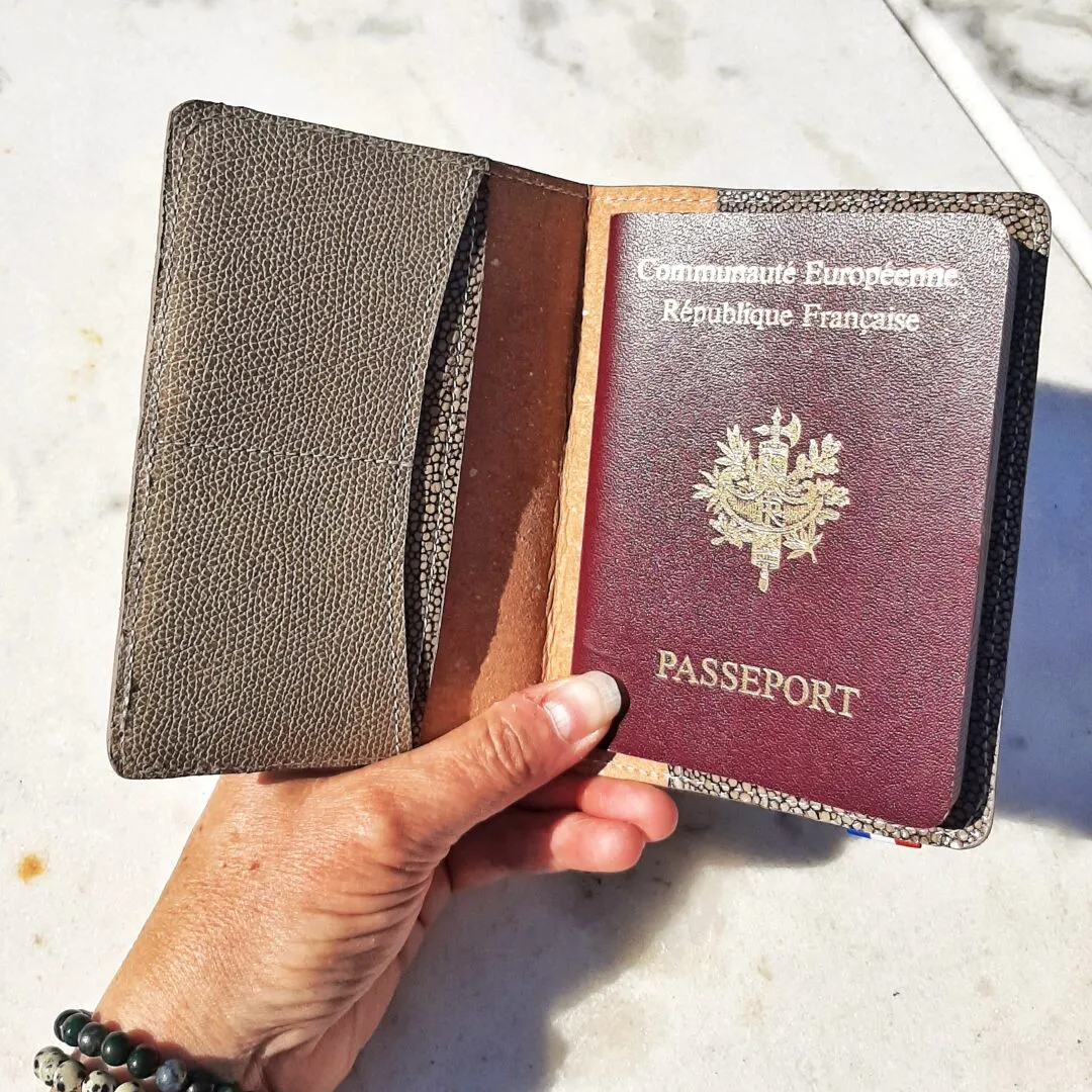 Atelier Anne R porte-passeport cuir grainé beige brun