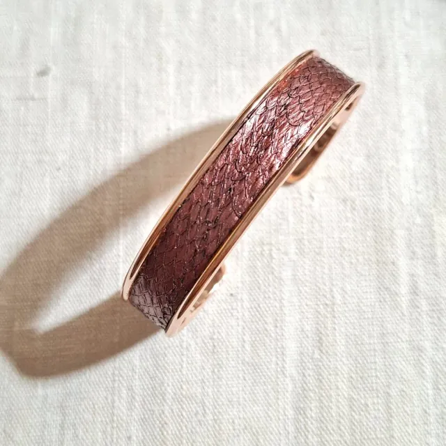 Atelier Anne R manchette cuir saumon bracelet rose métallisé