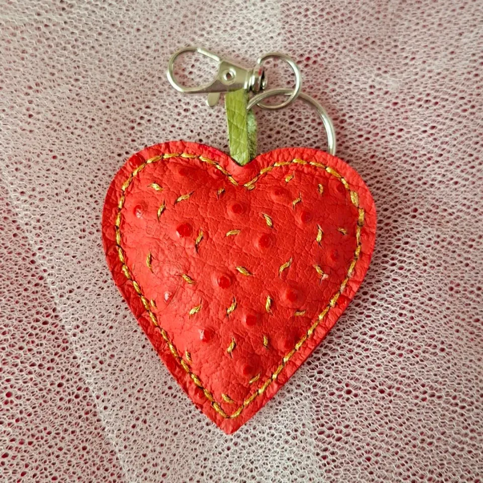 Atelier Anne R porte-clés cœur cuir rouge autruche 6 cm