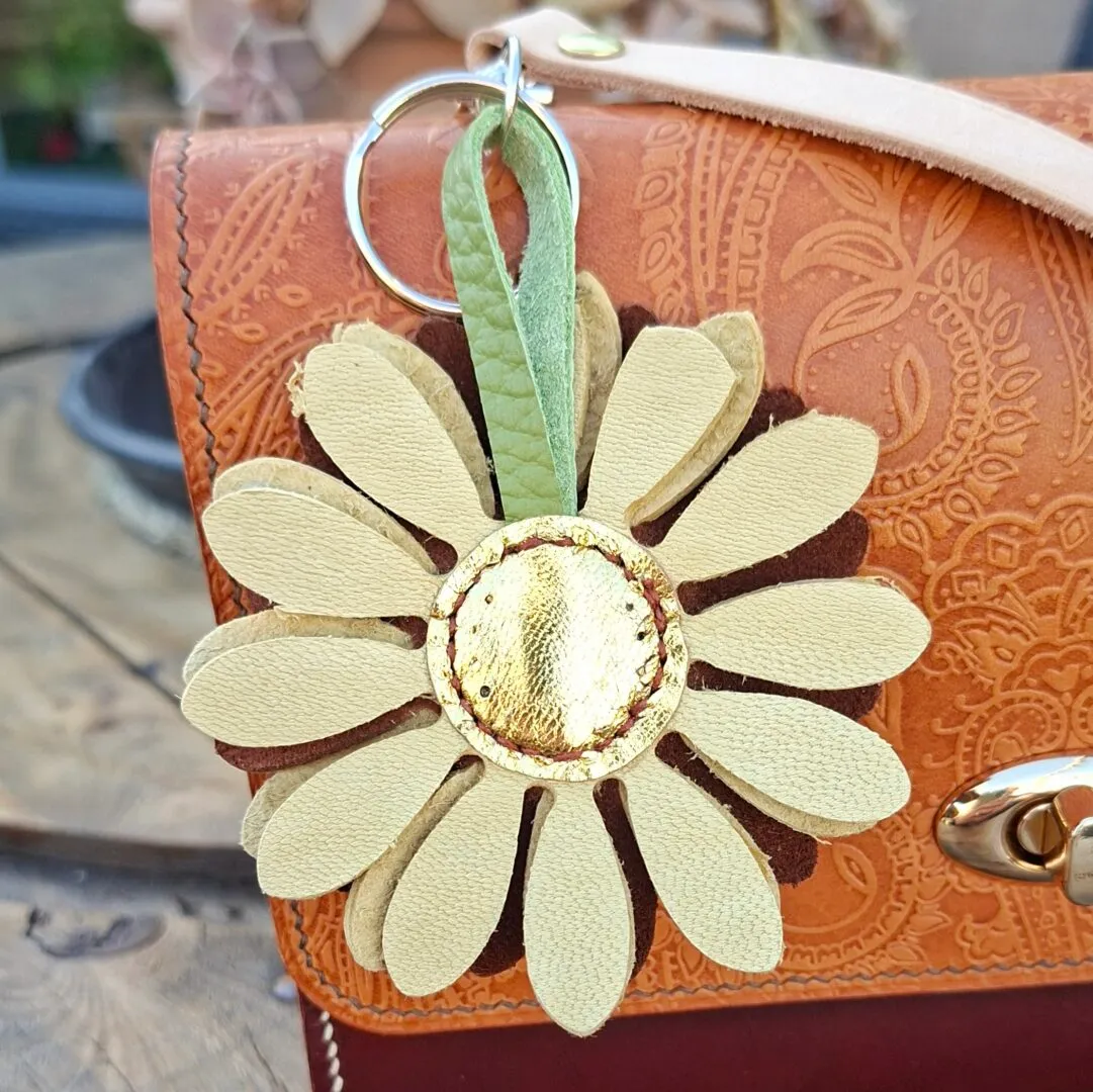 Atelier Anne R porte-clés fleur cuir marron doré fait main