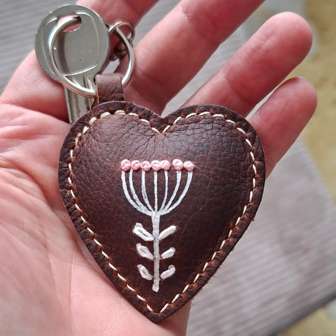 Atelier Anne R porte-clés cœur cuir marron fleur 6 cm