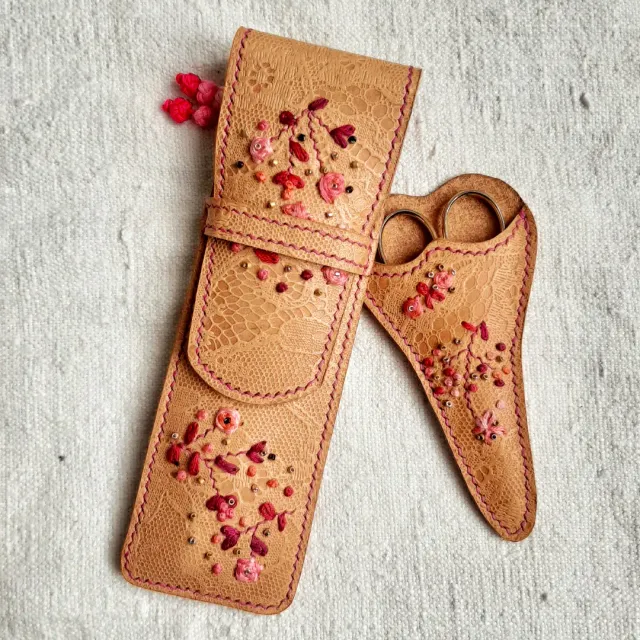 Atelier Anne R Étui Crochets étui cuir brodé main sur mesure