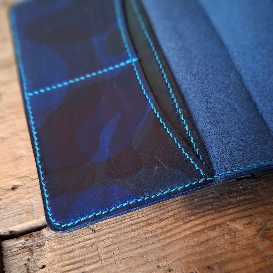 Atelier Anne R porte-passeport cuir bleu camouflage