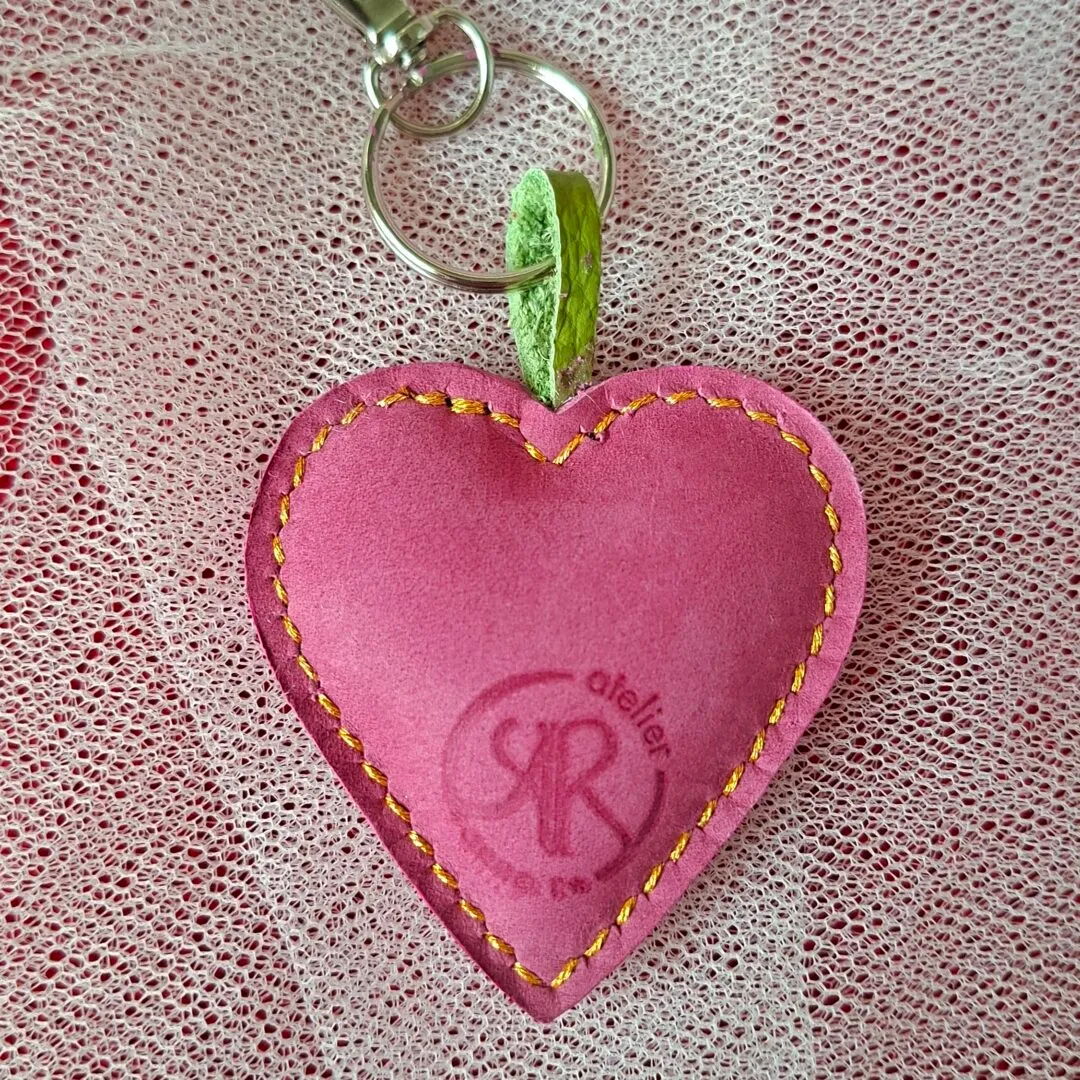Atelier Anne R porte-clés cuir cœur rose brodé or 6 cm