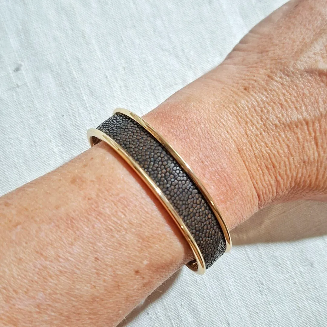 Atelier Anne R manchette galuchat foncé bracelet réglable