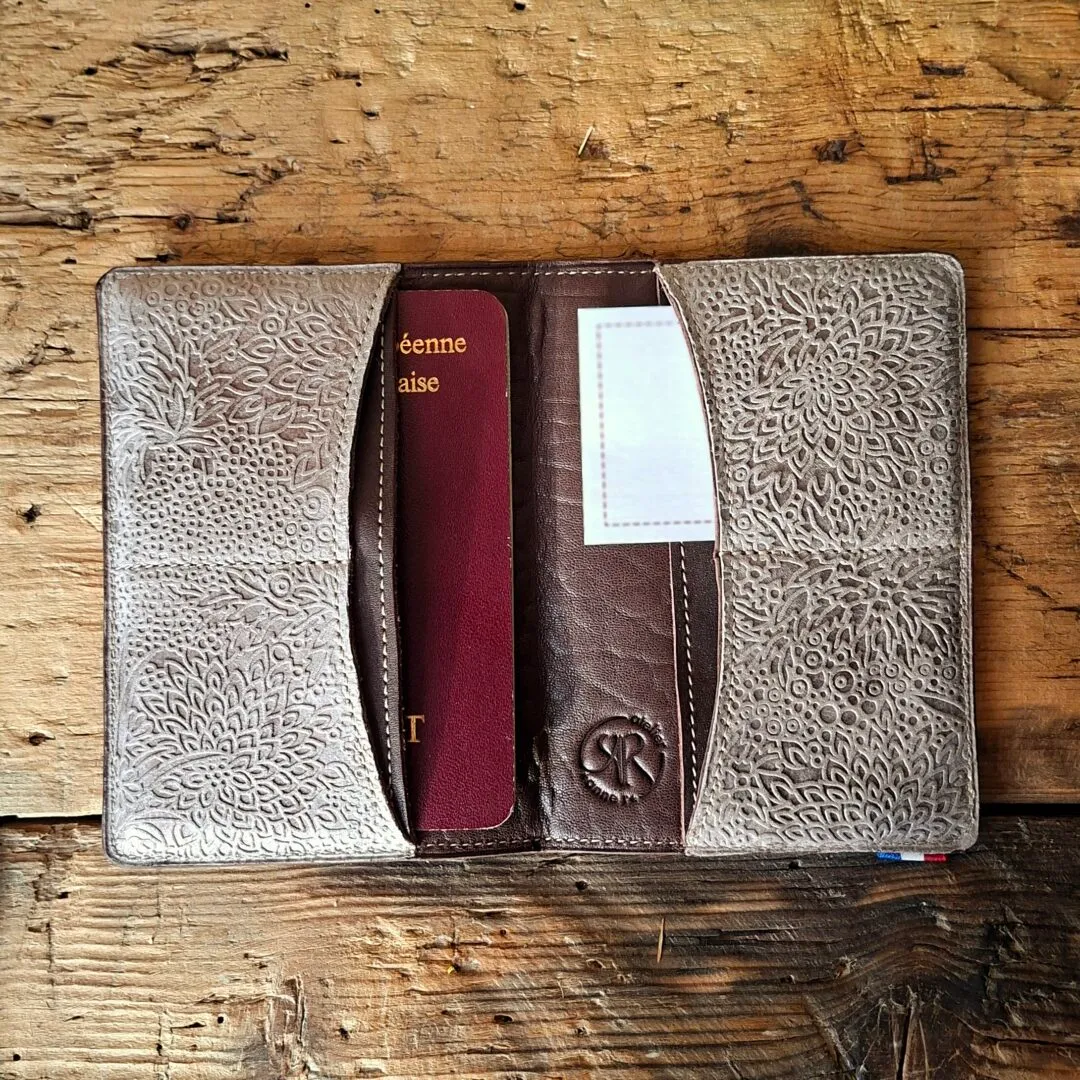 Atelier Anne R porte passeport cuir marron glacé fleuri