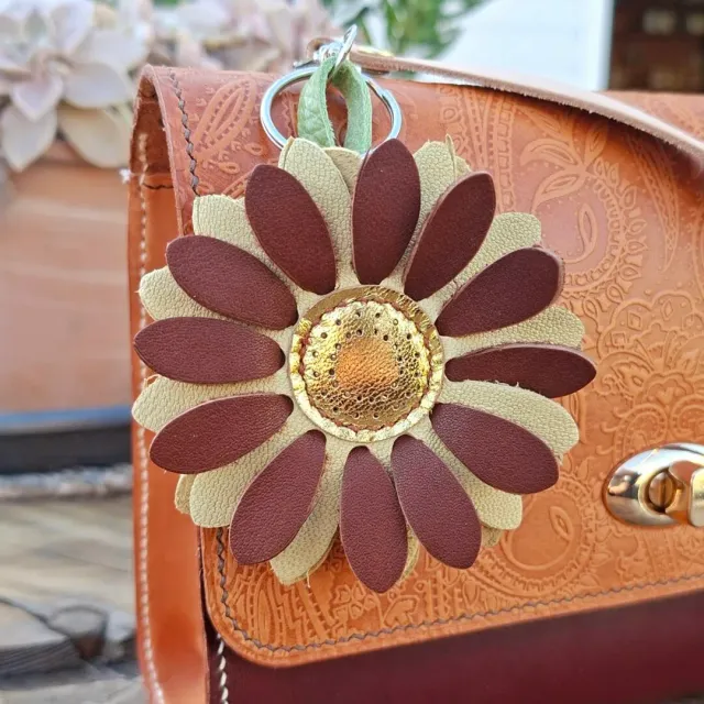 Atelier Anne R porte-clés fleur cuir marron doré fait main