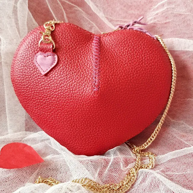 Atelier Anne R sac cœur cuir rouge grainé