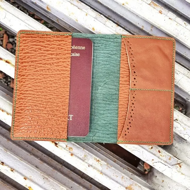 Atelier Anne R porte-passeport cuir marron requin