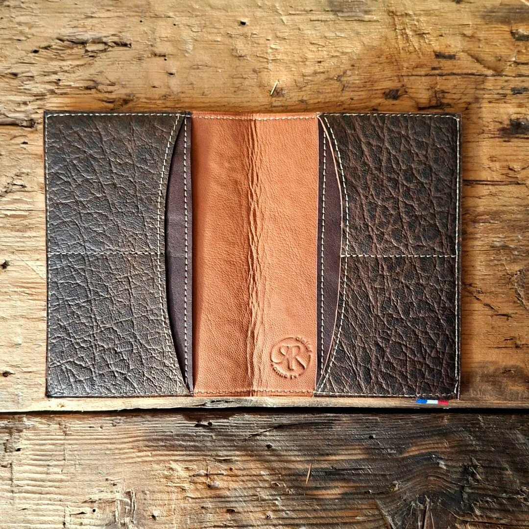Atelier Anne R porte-passeport cuir marron foncé