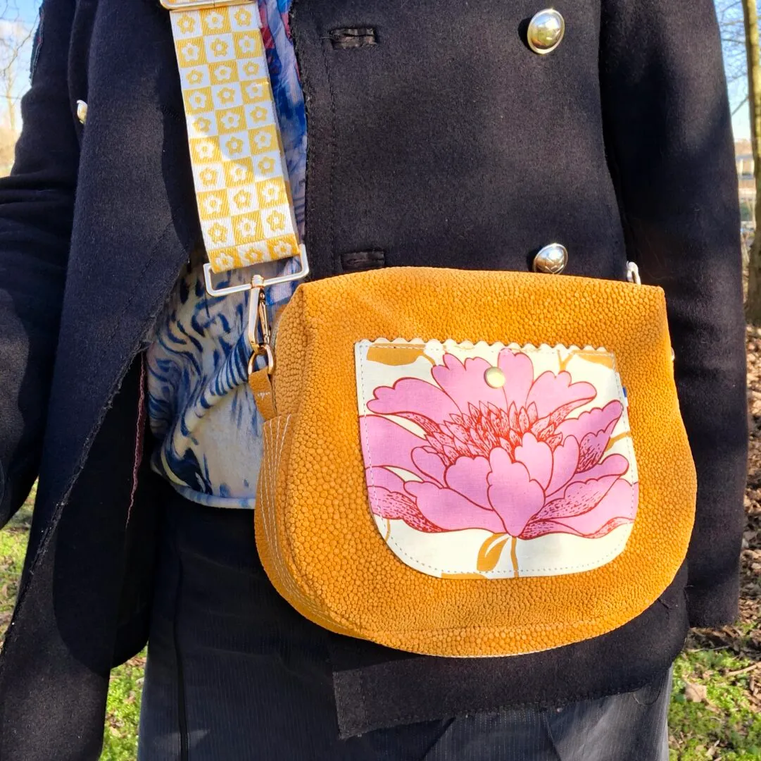 Atelier Anne R sac bandoulière ocre cuir poche fleur moutarde