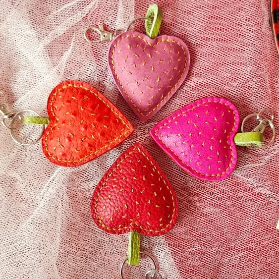 Atelier Anne R Porte-clés Cœur porte-clés cuir rouge cerise