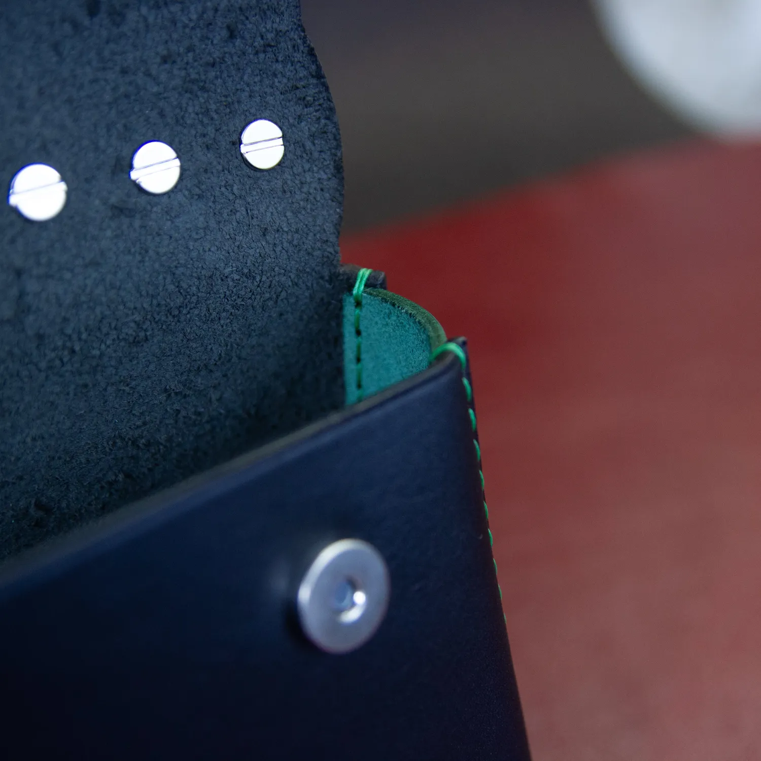CagnaCuir Atelier Le Distingué sac bandoulière cuir noir fuschia