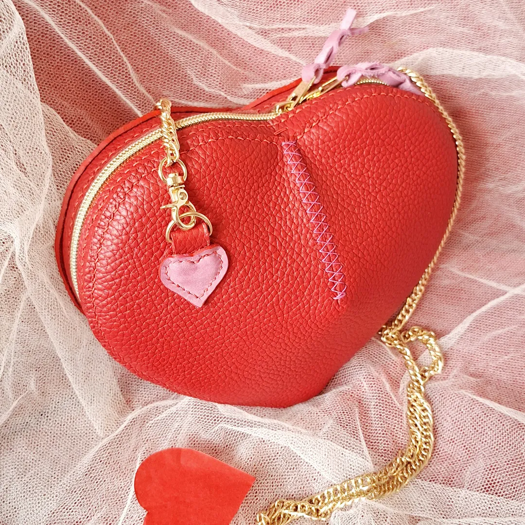 Atelier Anne R sac cœur cuir rouge grainé