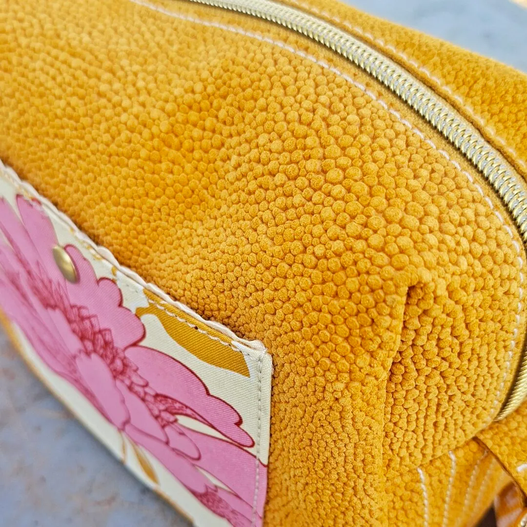 Atelier Anne R sac bandoulière ocre cuir poche fleur moutarde