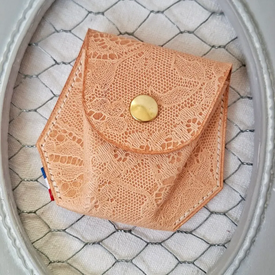 Atelier Anne R hexagonal porte-monnaie cuir dentelle gaufré
