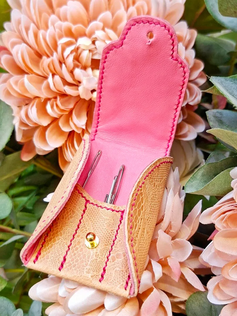 Atelier Anne R étui aiguilles cuir brodé dentelle