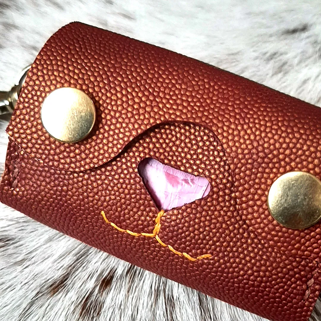 Atelier Anne R Wouf! pochette porte-sacs cuir rouille irisé